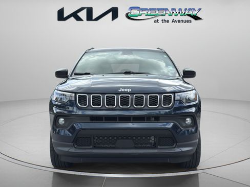 Used 2024 Jeep Compass Latitude AWD/4WD image 2