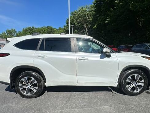 Used 2023 Toyota Highlander XLE AWD/4WD image 4