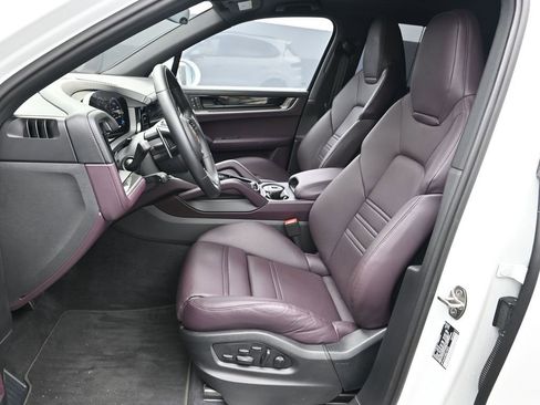Certified 2025 Porsche Cayenne S image 5