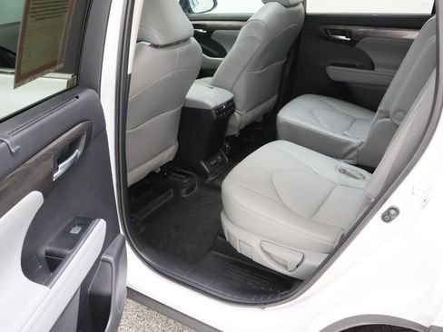 Certified 2026 Toyota Highlander Platinum AWD/4WD image 30