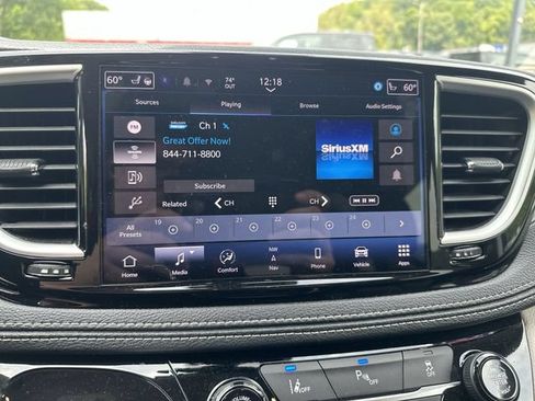 Used 2024 Chrysler Pacifica Limited FWD image 21