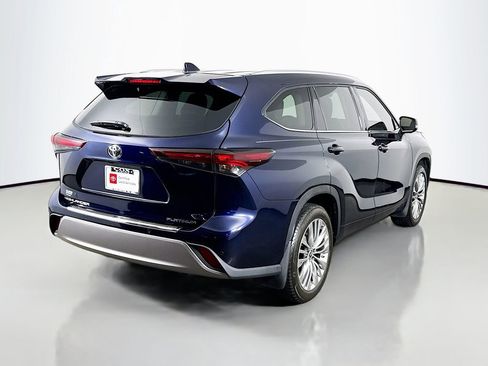 Certified 2024 Toyota Highlander Platinum FWD image 5