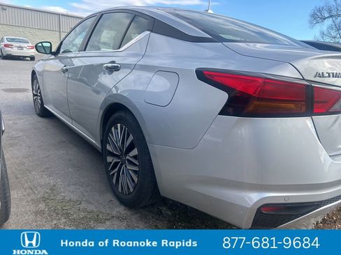 Used 2024 Nissan Altima 2.5 SV image 2
