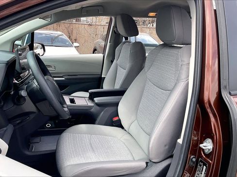 Used 2024 Toyota Sienna LE image 8