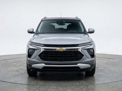 Used 2025 Chevrolet TrailBlazer LT FWD image 2
