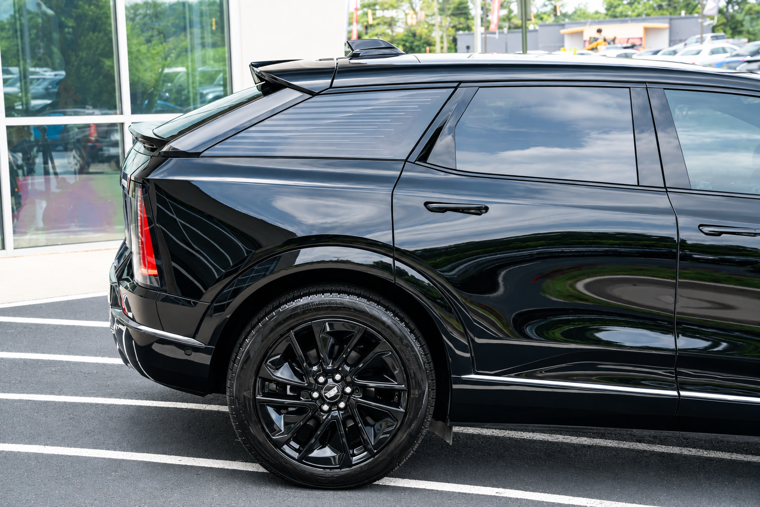 Used 2025 Cadillac Optiq Sport 1 w/ LPO, ONYX Package AWD/4WD image 6