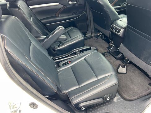 Used 2014 Toyota Highlander XLE AWD/4WD image 19