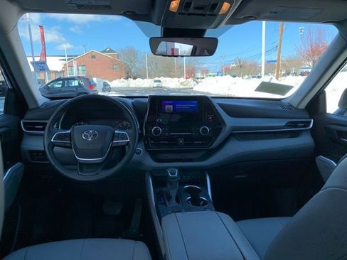 Certified 2025 Toyota Highlander XLE image 16
