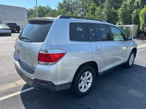 Used 2013 Toyota Highlander SE FWD image 3