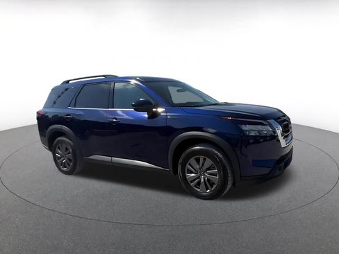 Used 2025 Nissan Pathfinder SV FWD image 2