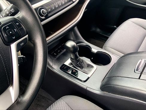 Used 2016 Toyota Highlander LE FWD image 16