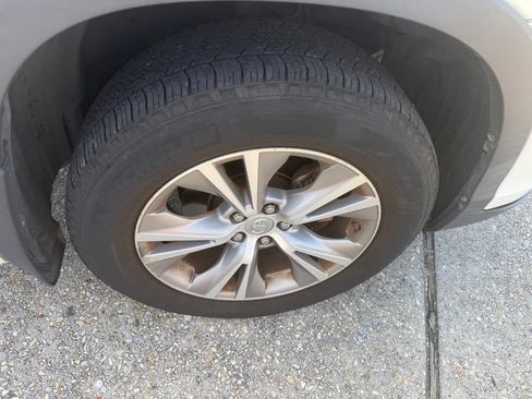 Used 2014 Toyota Highlander XLE FWD image 19