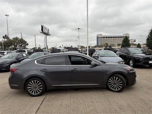 Used 2018 Kia Cadenza Premium w/ Luxury Package image 4