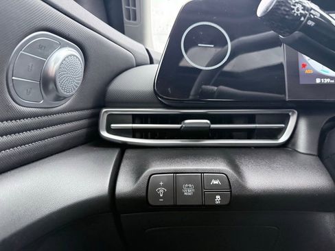 Used 2023 Hyundai Elantra Limited image 12