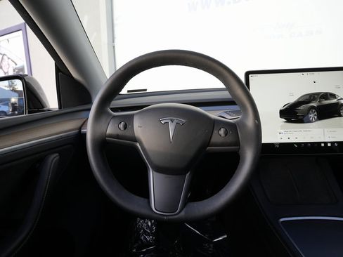 Used 2023 Tesla Model Y Long Range image 39