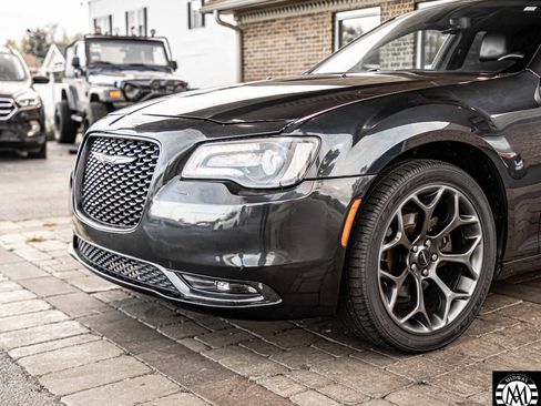 Used 2017 Chrysler 300 S image 5