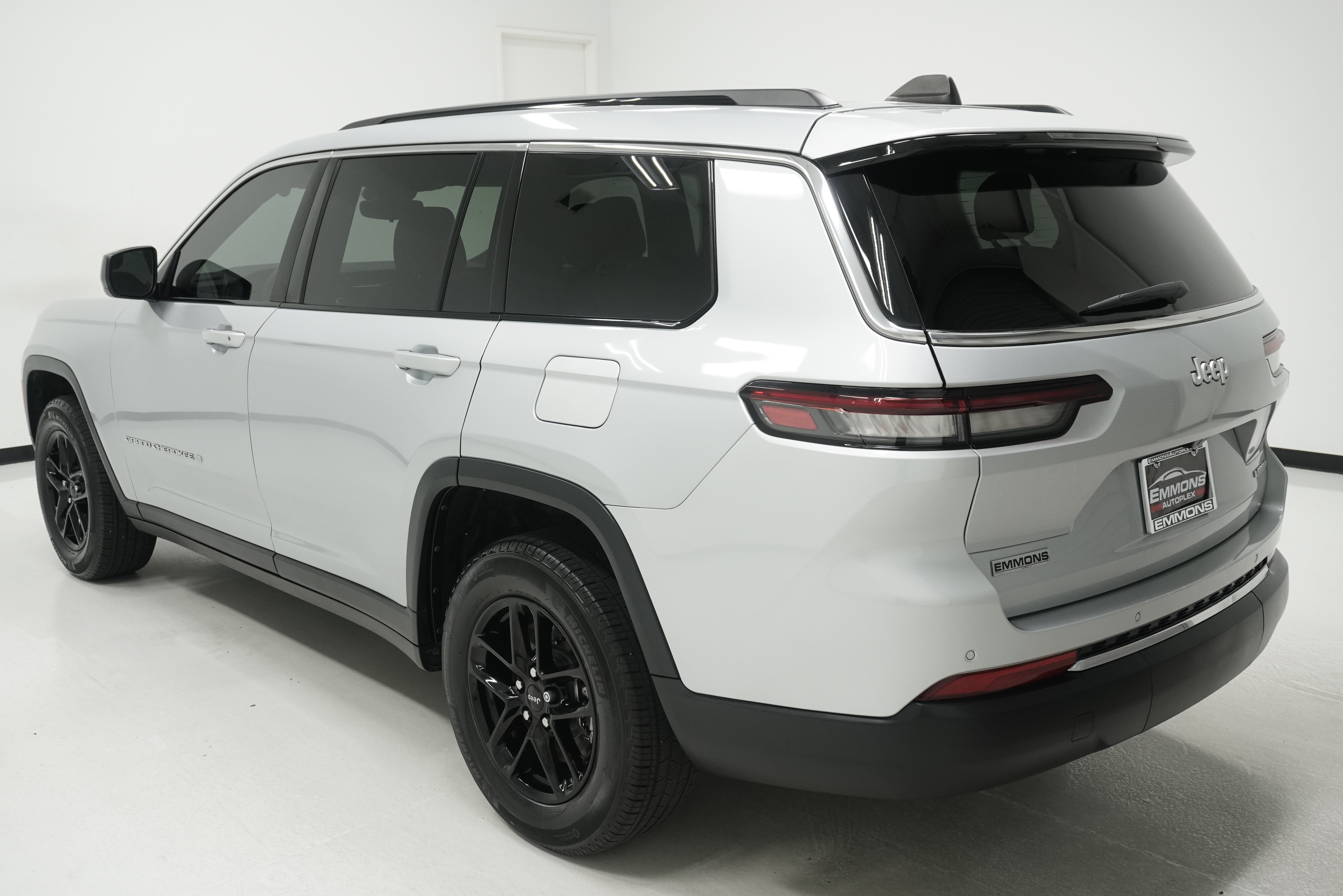 Used 2025 Jeep Grand Cherokee L Laredo w/ Trailer Tow Package RWD image 6