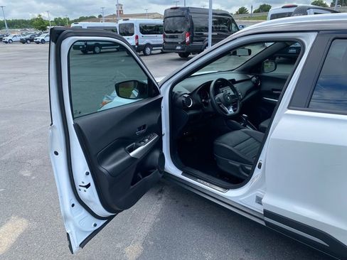 Used 2020 Nissan Kicks SR w/ SR Premium Package FWD image 10