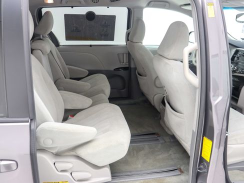 Used 2014 Toyota Sienna LE FWD image 15