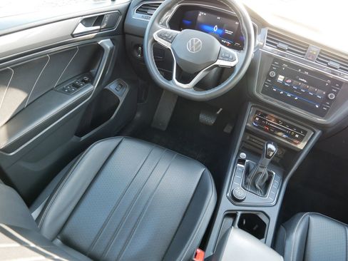 Used 2022 Volkswagen Tiguan SE image 9