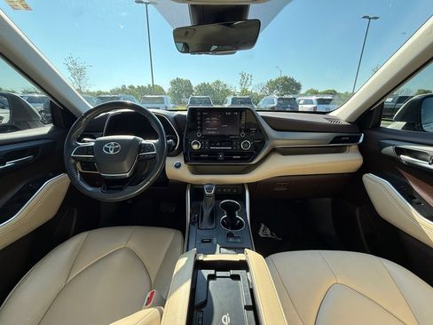 Used 2021 Toyota Highlander XLE FWD image 28