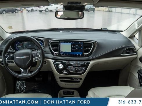 Used 2021 Chrysler Pacifica Touring-L FWD image 4