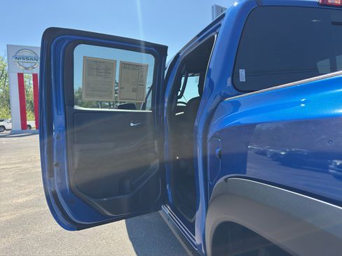 Used 2025 Nissan Frontier PRO-4X image 19