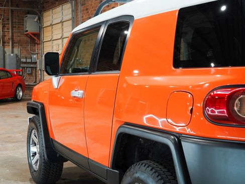 Used 2014 Toyota FJ Cruiser 4WD w/ Upgrade Package image 21