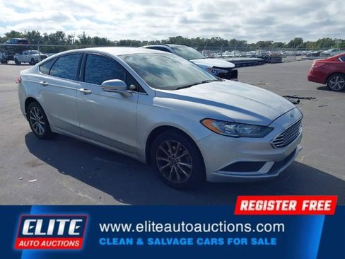 Used 2017 Ford Fusion SE image 1