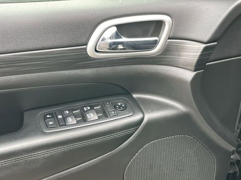 Used 2019 Jeep Grand Cherokee Laredo image 13