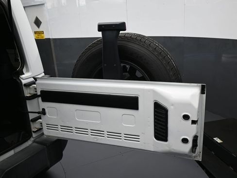 Used 2018 Jeep Wrangler Unlimited Sahara w/ Connectivity Group image 33