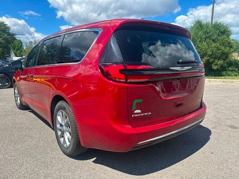 Used 2026 Chrysler Pacifica Limited FWD image 7