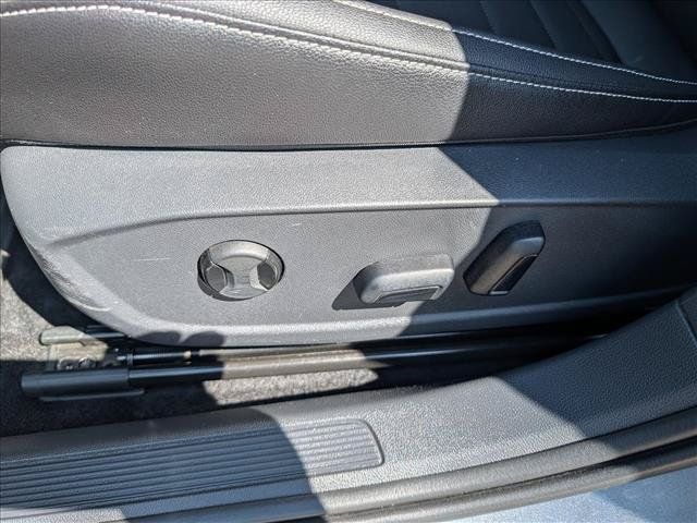 Certified 2023 Volkswagen Jetta SE w/ Panoramic Sunroof Package FWD image 25