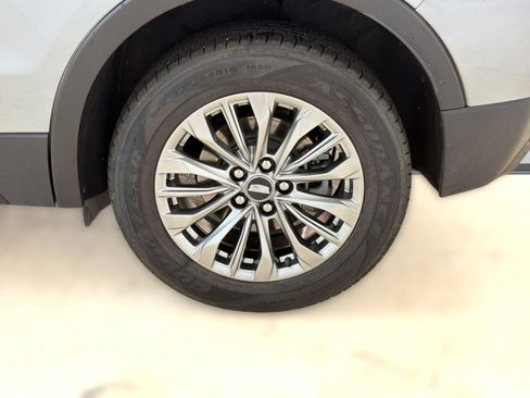 Used 2025 Cadillac XT4 Premium Luxury FWD image 11