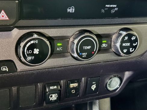 Used 2018 Toyota Tacoma TRD Sport AWD/4WD image 14