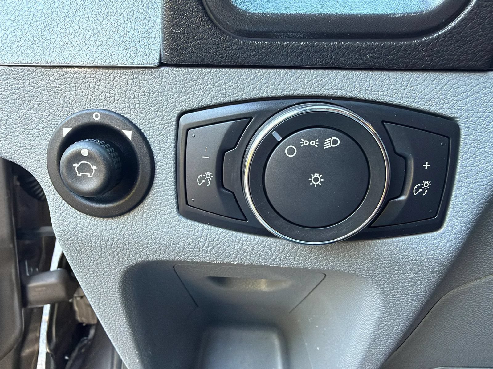 Used 2018 Ford Transit 250 148 Medium Roof RWD image 24