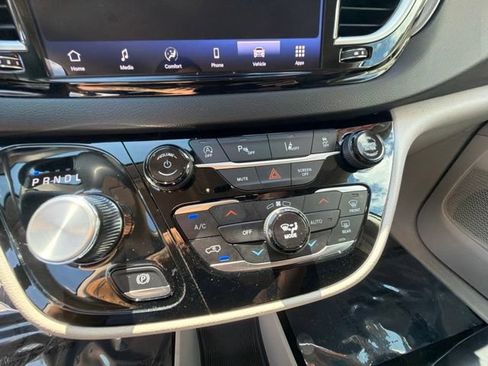 Used 2024 Chrysler Pacifica Touring-L FWD image 22