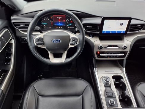 Used 2022 Ford Explorer XLT w/ Equipment Group 202A image 6