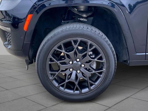 Used 2024 Jeep Grand Cherokee L Summit w/ High Altitude Package AWD/4WD image 11