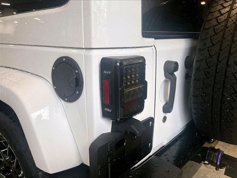 Used 2017 Jeep Wrangler Sahara AWD/4WD image 32