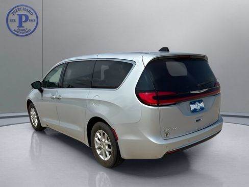 Used 2024 Chrysler Pacifica Touring-L FWD image 5