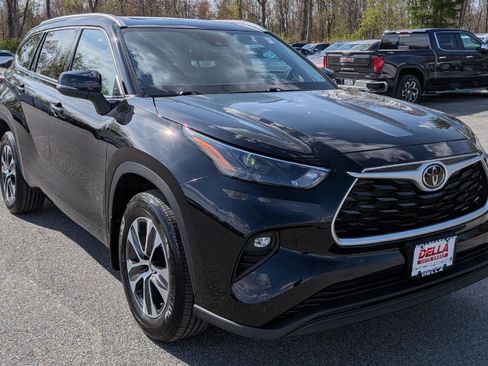 Used 2022 Toyota Highlander XLE AWD/4WD image 3