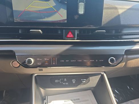 Used 2025 Kia Carnival FWD image 30