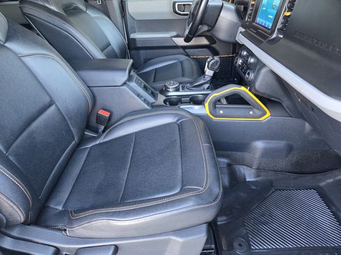 Used 2023 Ford Bronco Badlands image 10