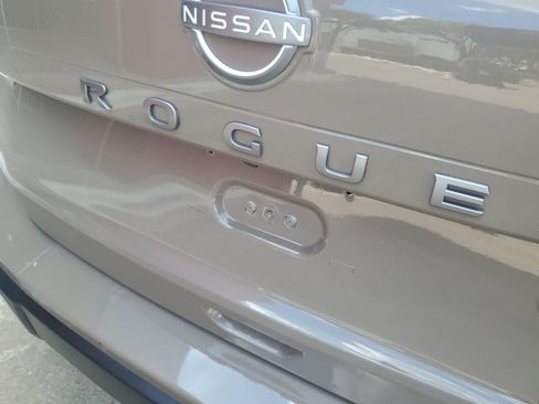 Used 2025 Nissan Rogue SV AWD/4WD image 10