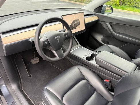 Used 2022 Tesla Model Y Long Range image 10