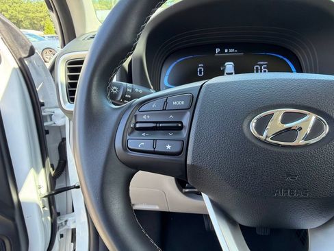 Certified 2025 Hyundai Venue SEL FWD image 21