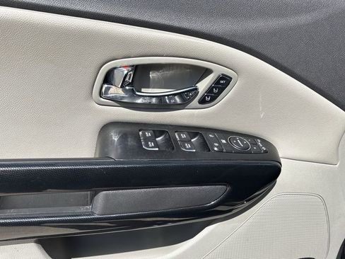 Used 2018 Kia Sedona SX FWD image 11