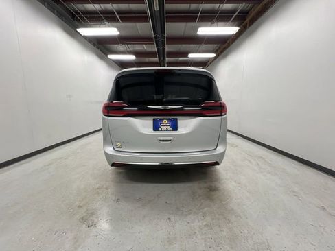 Used 2024 Chrysler Pacifica Touring-L image 7