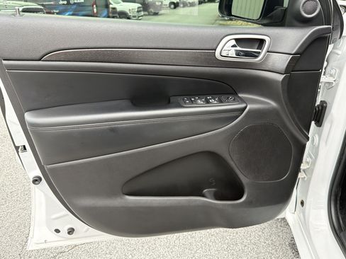 Used 2018 Jeep Grand Cherokee Altitude AWD/4WD image 12